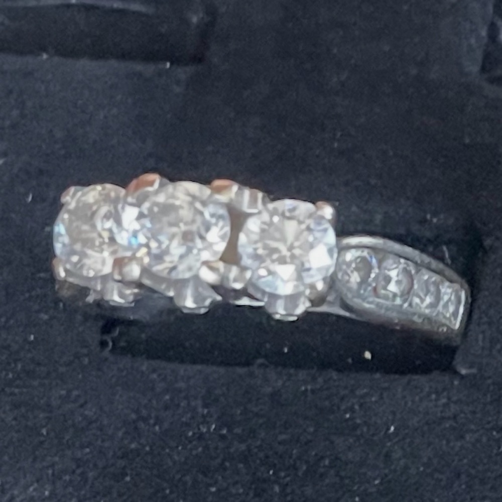 🔥Elegant 🔥3 round diamonds 🔥14k white Gold 🔥Engagement 🔥Ring.